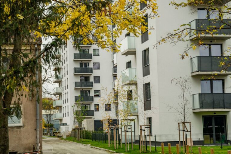 Jakie czynniki wpływają na popularność lokalizacji mieszkaniowych poza metropoliami?